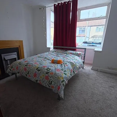 4 Bed House Sleeps 7 With Garden And Parking Casa vacanze