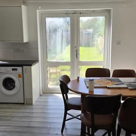 4 Bed House Sleeps 7 With Garden And Parking *
