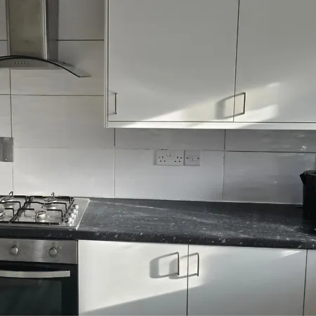 4 Bed House Sleeps 7 With Garden And Parking Holiday home Bristol