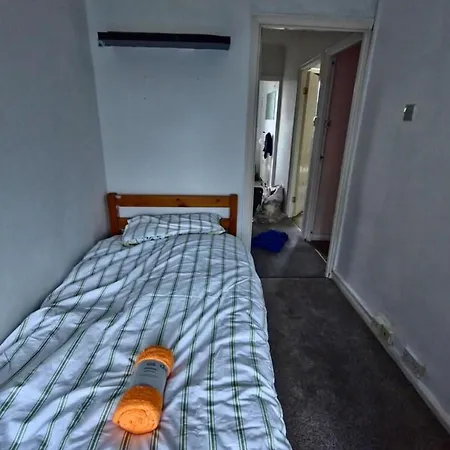 4 Bed House Sleeps 7 With Garden And Parking Holiday home Bristol