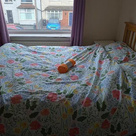 Holiday home 4 Bed House Sleeps 7 With Garden And Parking Bristol