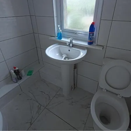 Holiday home 4 Bed House Sleeps 7 With Garden And Parking