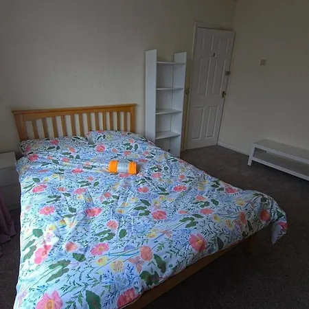 4 Bed House Sleeps 7 With Garden And Parking Holiday home