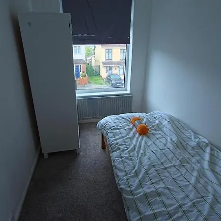 4 Bed House Sleeps 7 With Garden And Parking Casa vacanze *