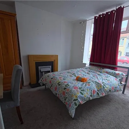 Holiday home 4 Bed House Sleeps 7 With Garden And Parking *