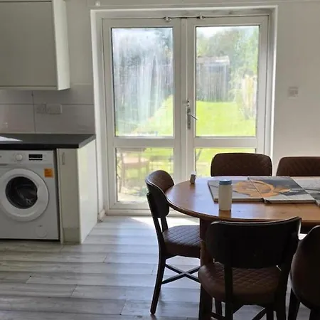 4 Bed House Sleeps 7 With Garden And Parking Holiday home Bristol