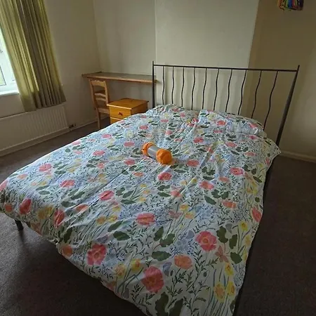 4 Bed House Sleeps 7 With Garden And Parking Holiday home *