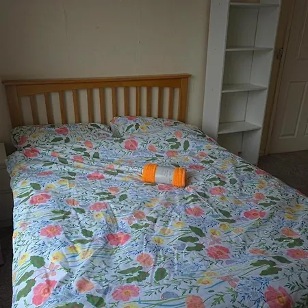 Holiday home 4 Bed House Sleeps 7 With Garden And Parking