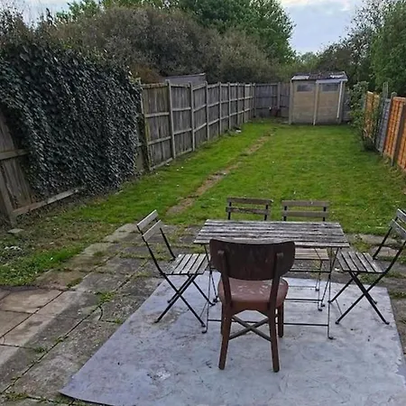 Holiday home 4 Bed House Sleeps 7 With Garden And Parking *