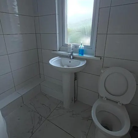 4 Bed House Sleeps 7 With Garden And Parking Holiday home *