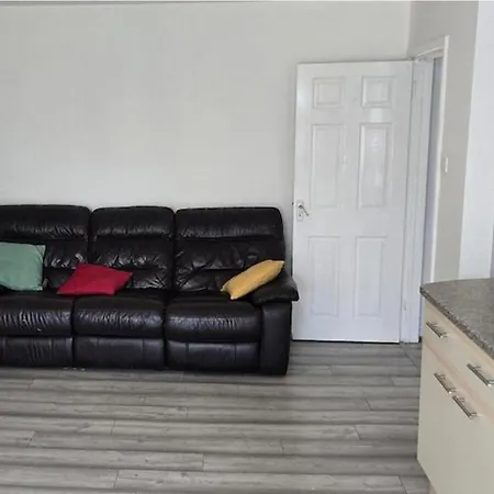 4 Bed House Sleeps 7 With Garden And Parking *