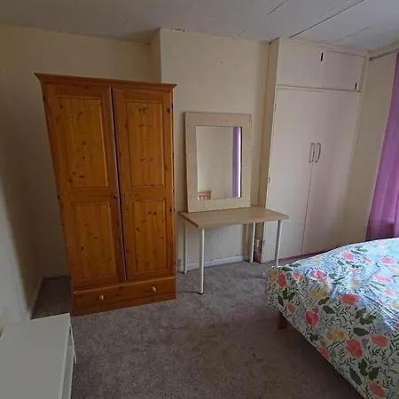 Holiday home 4 Bed House Sleeps 7 With Garden And Parking